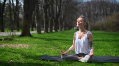 Yoga antrenmanı ve dışarıda meditasyon. Parktaki kız.