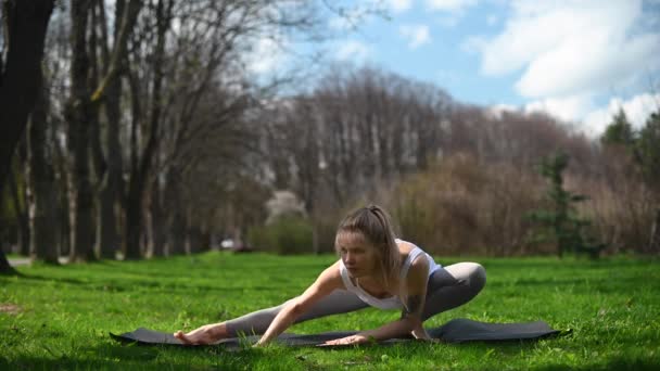 Yoga-Praxis und Meditation im Freien. Mädchen im Park — Stockvideo