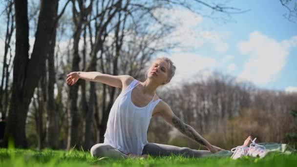 Práctica de yoga y meditación al aire libre. Chica en el parque — Vídeo de stock