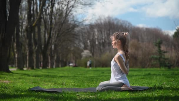 Práctica de yoga y meditación al aire libre. Chica en el parque — Vídeos de Stock