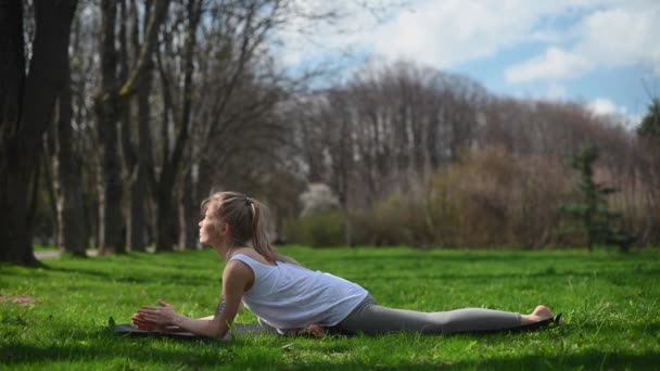 Йога и медитация на открытом воздухе. Девушка в парке — стоковое видео