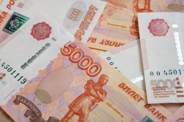 5000 ruble arkaplan. Rus banknotları farklı açılarda.
