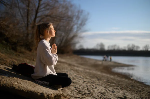 Öva på meditation och interaktion med naturen. Flicka nära floden — Stockfoto