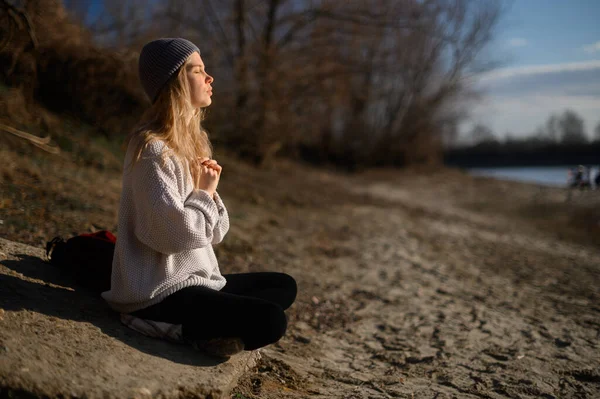 Practice of meditation and interaction with nature. Girl near river — Stock Photo, Image