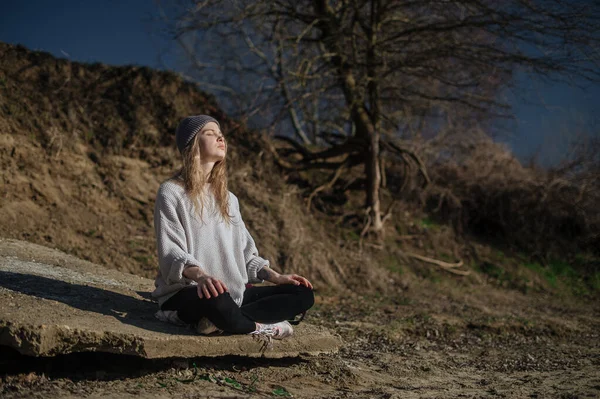 A meditáció gyakorlata és a természettel való kölcsönhatás. Lány a folyó mellett — Stock Fotó