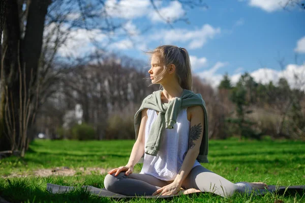 Yoga prática e meditação ao ar livre. Menina no parque — Fotografia de Stock
