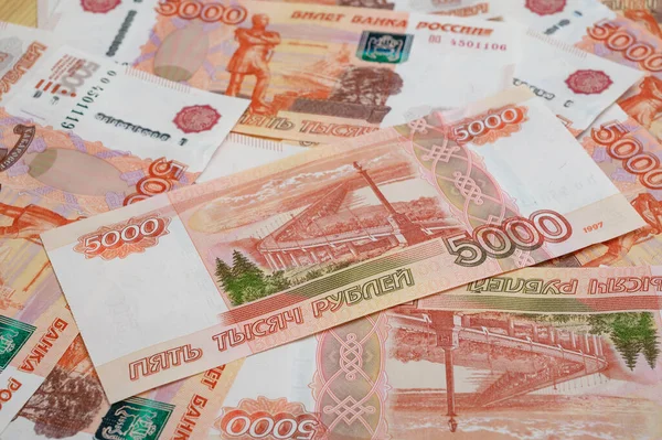 5000 rubel bakgrund. Ryska sedlar i olika vinklar. — Stockfoto