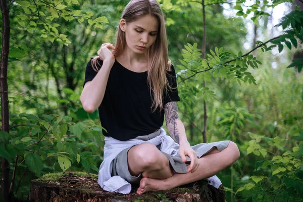 Meditation und Interaktion mit der Natur. Mädchen im grünen Wald — Stockfoto