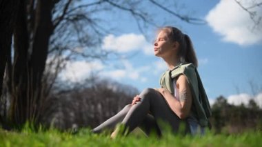 Yoga antrenmanı ve dışarıda meditasyon. Parktaki kız.