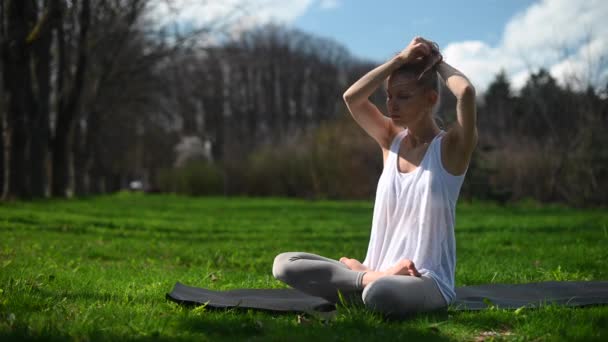 Тренування йоги і медитації на відкритому повітрі. Дівчинка в парку. — стокове відео