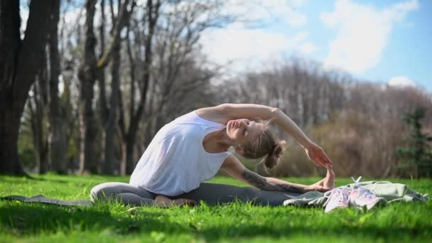 Cvičení jógy a meditace venku. Dívka v parku — Stock video