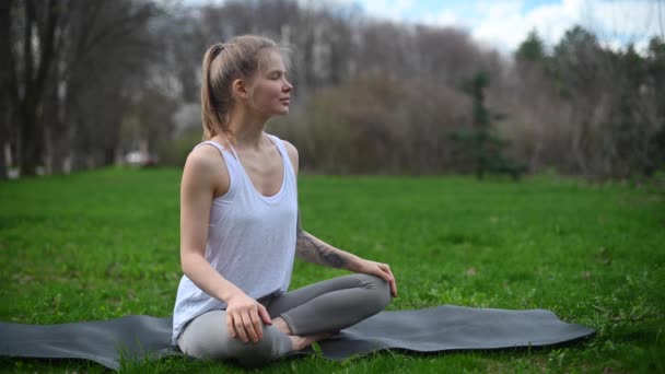 Yoga och meditation utomhus. Flicka i parken — Stockvideo