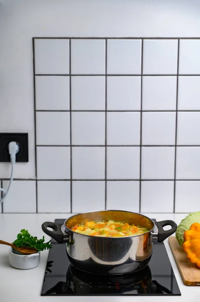 Cozinhar sopa de legumes brilhante no fogão — Fotografia de Stock