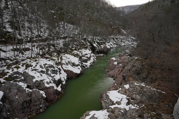 Río nevado de montaña al atardecer. Agua de color verde —  Fotos de Stock