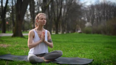 Yoga antrenmanı ve dışarıda meditasyon. Parktaki kız.