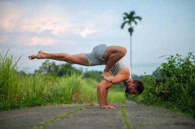 Erkek, dışarıda yoga ve meditasyon pratiği yapıyor.