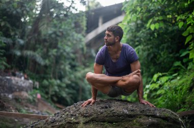 Erkek, dışarıda yoga ve meditasyon pratiği yapıyor.