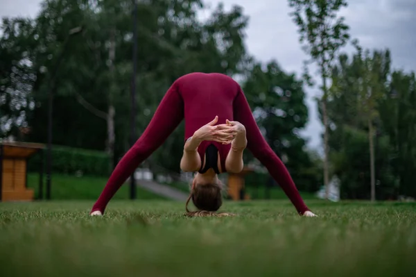 Kız şehirde yoga ve meditasyon yapıyor.. — Stok fotoğraf