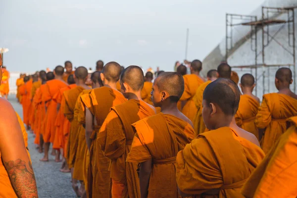 タイのプーケットにある大仏殿近くのオレンジの服を着た若い仏教徒。2019年4月28日 — ストック写真