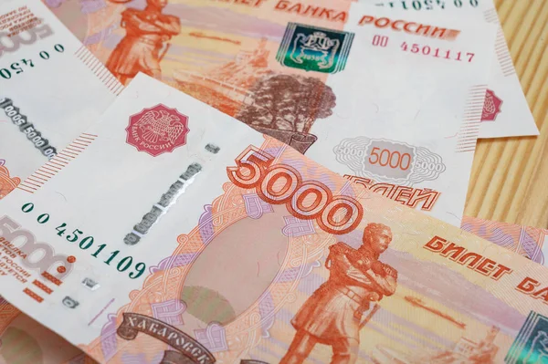 5000 ruble arkaplan. Rus banknotları farklı açılarda.