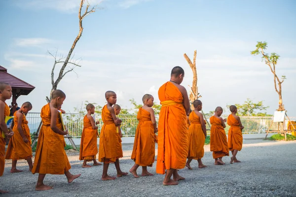 Tayland 'daki Phuket' teki Büyük Buda Tapınağı yakınlarında turuncu elbiseli genç Budistler. 28 Nisan 2019 — Stok fotoğraf