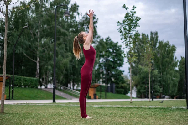 Chica practica yoga y meditación en la ciudad. —  Fotos de Stock