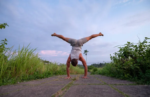 Muž praxe jóga praxe a meditace venku — Stock fotografie