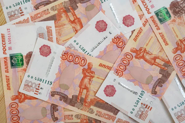 5000 rubel bakgrund. Ryska sedlar i olika vinklar. — Stockfoto