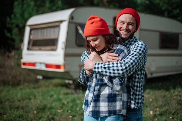 Couple romantique passe du temps ensemble près de la maison de caravane. Beau barbu homme et belle femme appréciant la compagnie de l'autre. Voyager avec un camping-car. — Photo