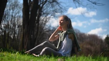 Yoga antrenmanı ve dışarıda meditasyon. Parktaki kız.