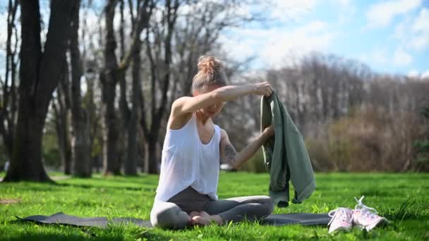 Praktyka jogi i medytacja na świeżym powietrzu. Dziewczyna w parku — Wideo stockowe
