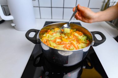 Fırında Parlak Sebze Çorbası Pişiriyorum