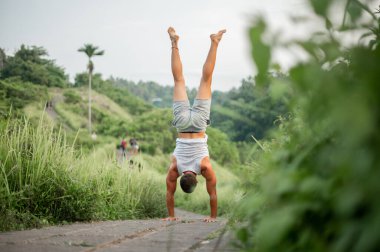 Erkek, dışarıda yoga ve meditasyon pratiği yapıyor.