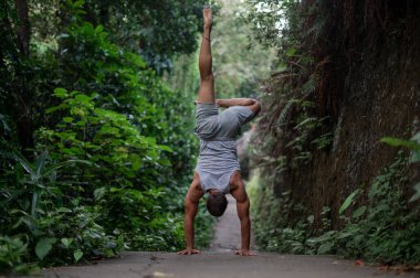 Erkek, dışarıda yoga ve meditasyon pratiği yapıyor.