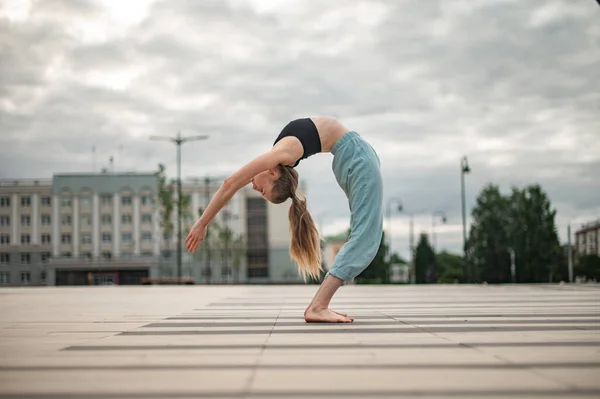 Chica practica yoga y meditación en la ciudad. —  Fotos de Stock