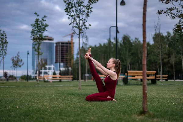 Dívka cvičí jógu a meditaci ve městě. — Stock fotografie
