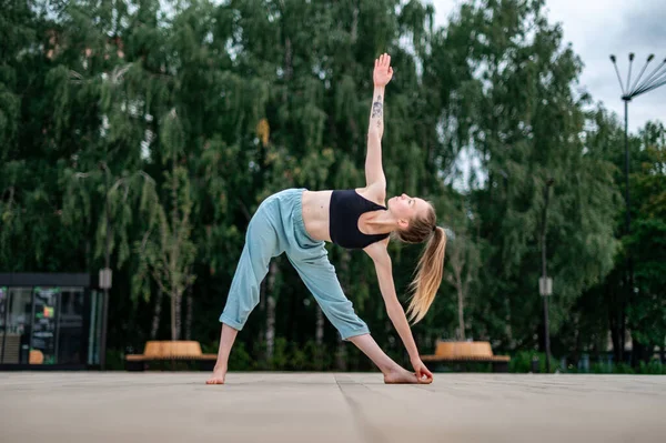 Dívka cvičí jógu a meditaci ve městě. — Stock fotografie