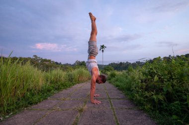 Erkek, dışarıda yoga ve meditasyon pratiği yapıyor.