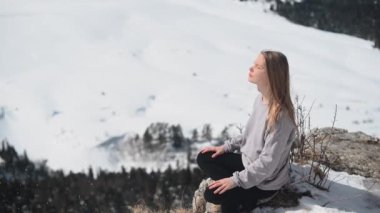 Yoga antrenmanı ve dışarıda meditasyon. Dağ parkındaki kız