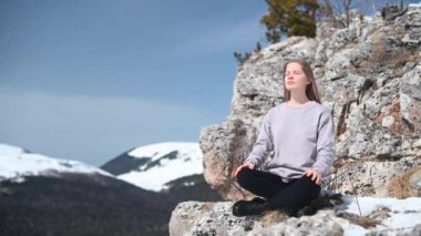 Yoga antrenmanı ve dışarıda meditasyon. Dağ parkındaki kız