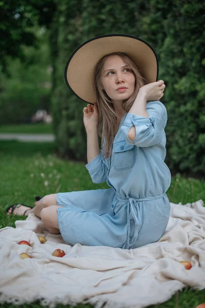 Parkta piknikte şapkalı romantik kız.