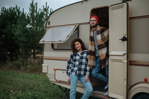 Couple romantique passe du temps ensemble près de la maison de caravane. Voyager avec un camping-car. — Photo