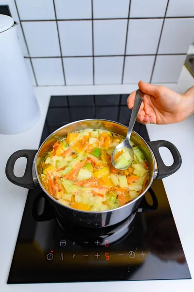 Cozinhar sopa de legumes brilhante no fogão — Fotografia de Stock