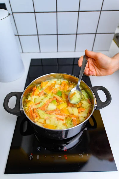 Helle Gemüsesuppe auf dem Herd kochen — Stockfoto