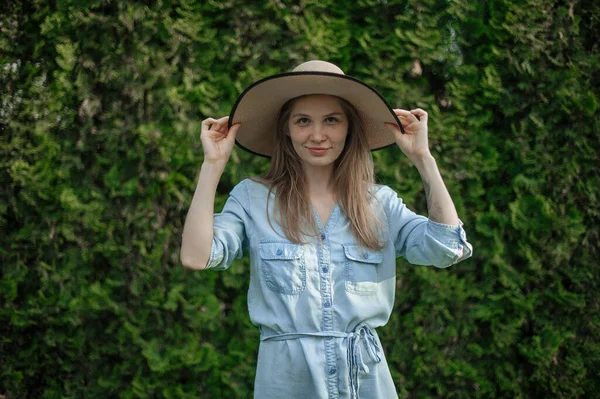 Romantická dívka s kloboukem na piknik v parku — Stock fotografie