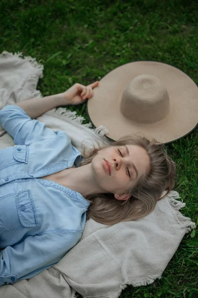 Romantisch meisje met hoed op picknick in park — Stockfoto