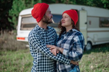 Romantik çift karavanın yanında birlikte vakit geçiriyorlar. Karavanla birlikte seyahat ediyoruz..