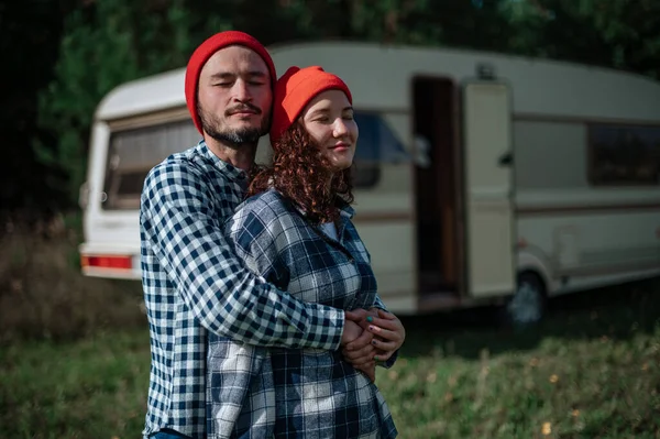 Couple romantique passe du temps ensemble près de la maison de caravane. Voyager avec un camping-car. — Photo