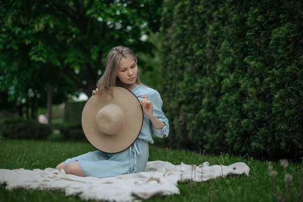 Romantisch meisje met hoed op picknick in park — Stockfoto