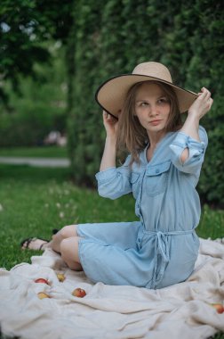 Parkta piknikte şapkalı romantik kız.